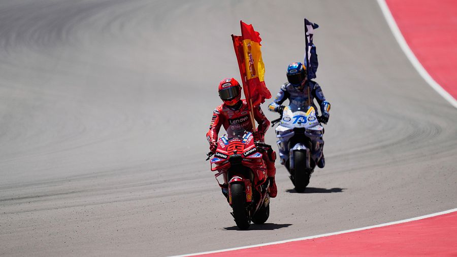 Los dos hermanos celebran sus puestos tras la carrera.
