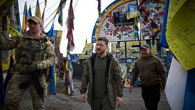 Zelenski visita a las tropas en la disputada ciudad de Pokrovsk