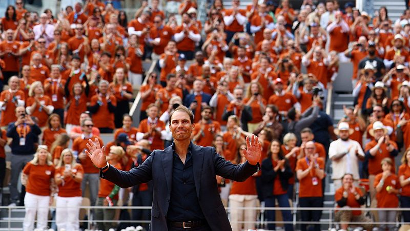 Recibimiento pico a Rafa Nadal en Roland Garros recordando sus 14 ttulos