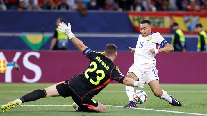 Unai Simón sostuvo a España en sus peores momentos contra Francia